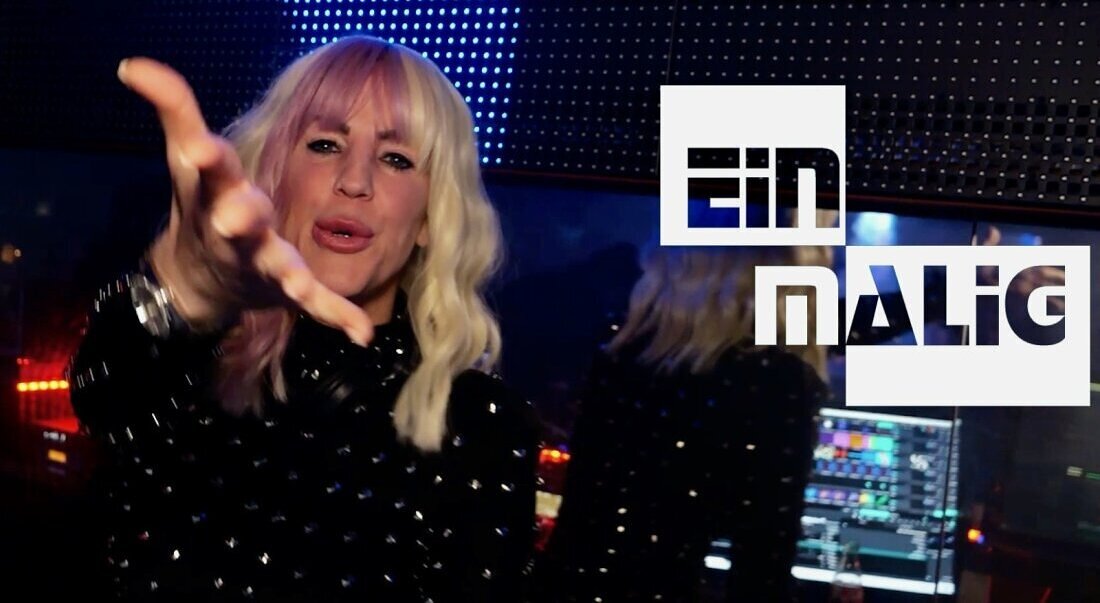 Party EINMALIG in Neuss. Kinky Party Deluxe. DJane MEELA in Action.
Hier ist House Music der Hauptteil